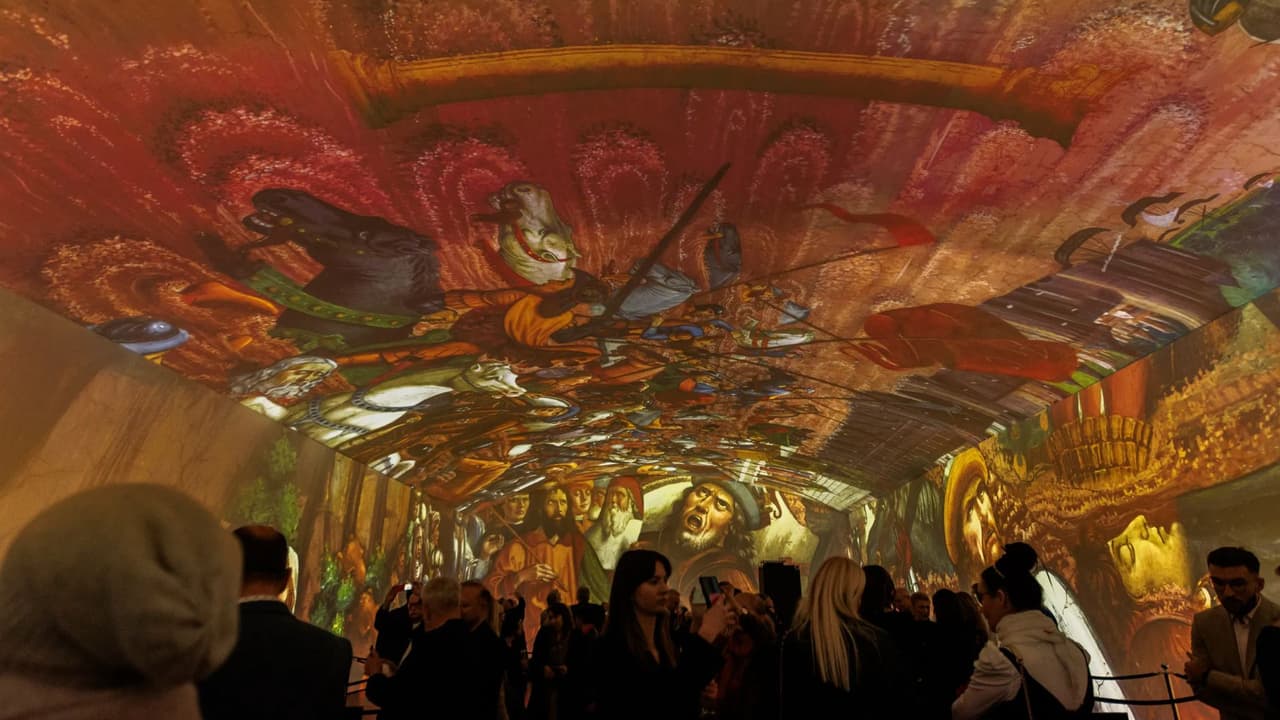 La muestra incluye escenas de "El Juicio Final" y
<b>otros frescos de la cumbre del renacimiento</b>, acompañados de información histórica sobre su creación y significado.
<br>