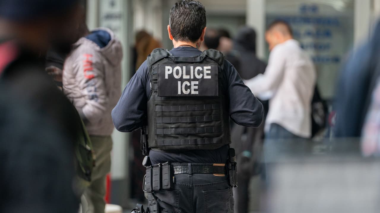 Agente de ICE en Houston es acusado de aceptar sobornos para retirar órdenes de detención migratoria