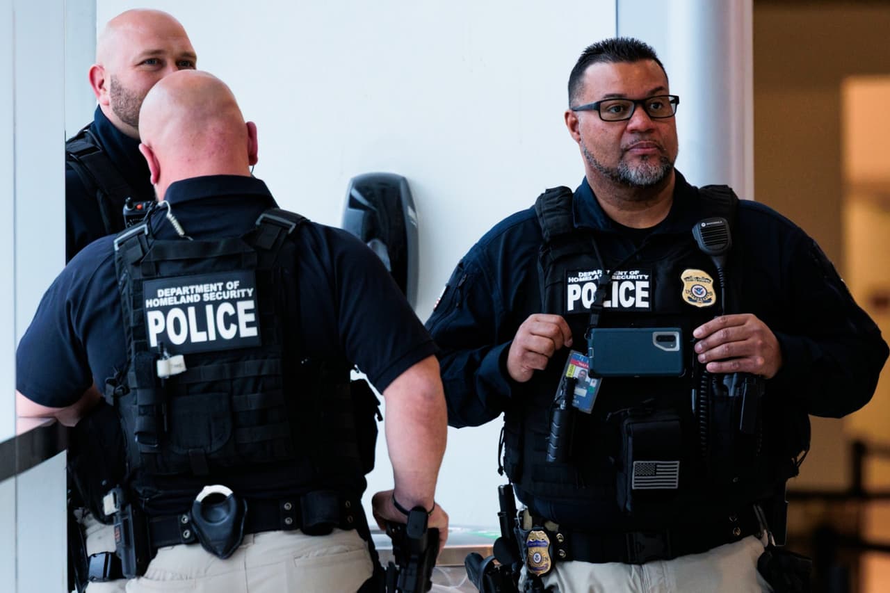 ¿Qué me pueden revisar ICE y CBP en aeropuertos? Esto hacen los agentes de inmigración