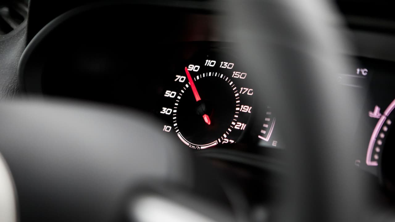 <h3 class="cms-H3-H3">Qué debes hacer al verla</h3>
<b>⚠️ Reducir</b> la velocidad con anticipación.
<br>
<b>⚠️ Soltar </b>el acelerador sin frenar bruscamente.
<br>
<b>⚠️ Mantener</b> el volante firme.
<br>
<b>⚠️ Evitar</b> cambiar de carril dentro del hundimiento.
<br>Si hay una velocidad recomendada,
<b>úsala como referencia</b>. Está pensada para ese punto específico de la vía.