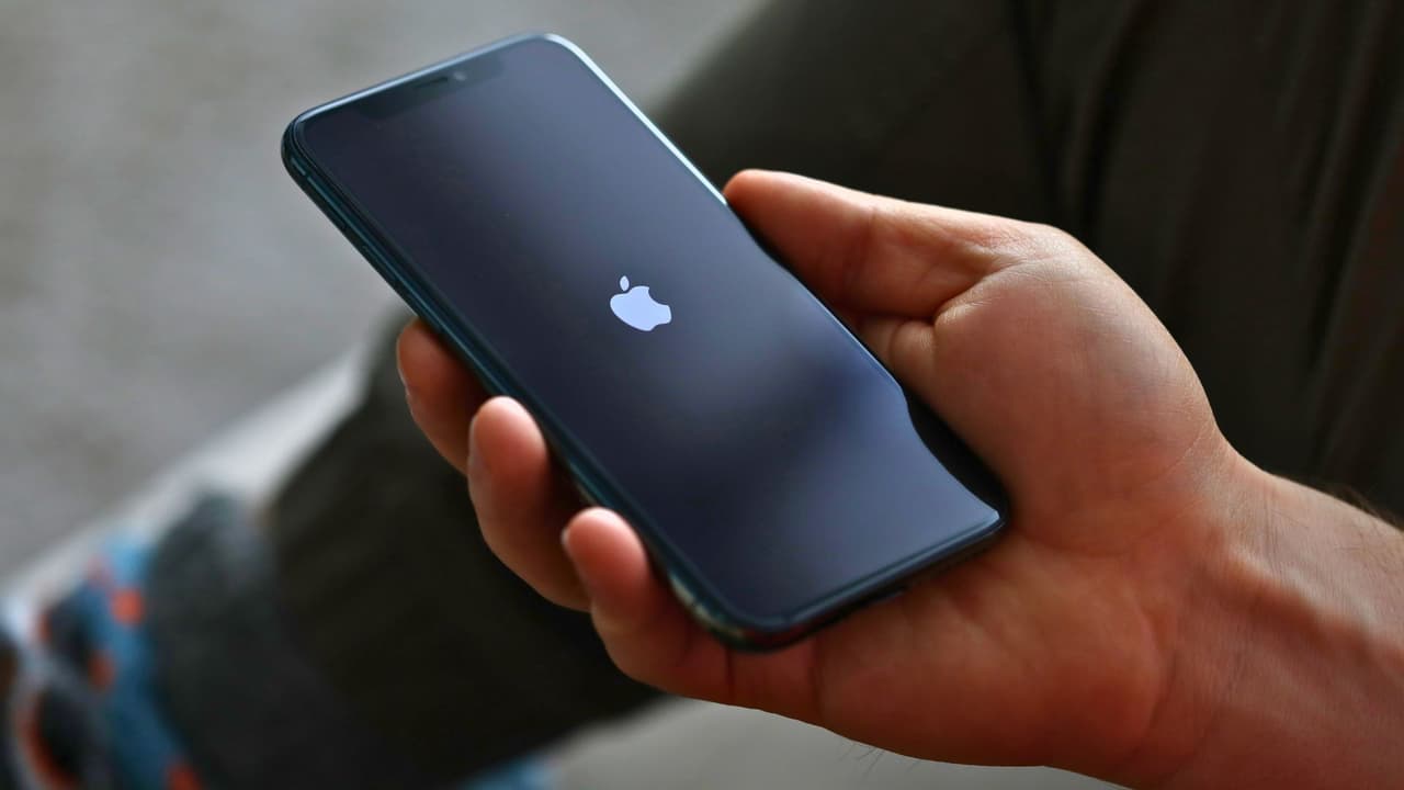 <h3 class="cms-H3-H3">Productos afectados por los aranceles</h3>
<br>
<b>Electrónica:</b> Por ejemplo, un iPhone 14, que normalmente costaría $1,000,
<b>podría experimentar un aumento de $100 a $150 debido al arancel</b>. Los texanos que compran tecnología de marcas chinas como Xiaomi o Huawei
<b>verán precios más altos en estos productos</b>.
<br>
<b>Juguetes y ropa:</b> Un set de juguetes para niños, que solía costar $30,
<b>podría aumentar a $35 por el arancel del 10%</b>. La ropa importada, desde camisetas hasta pantalones de marcas populares, también sería más cara.