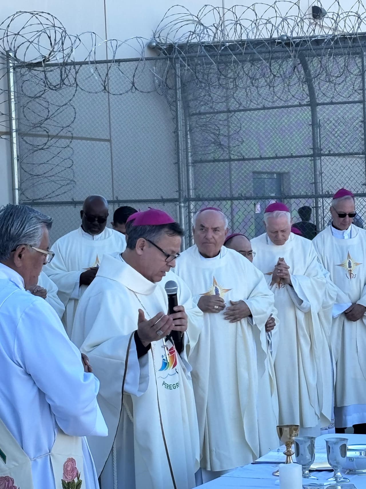 Siete obispos y tres diáconos oficiaron la primera misa desde la pandemia en el Centro de Procesamiento de ICE en Adelanto, donde aproximadamente 200 hombres permanecen detenidos. El obispo emérito de la diócesis de San Bernardino, Gerardo Burns, encabezó la ceremonia religiosa.