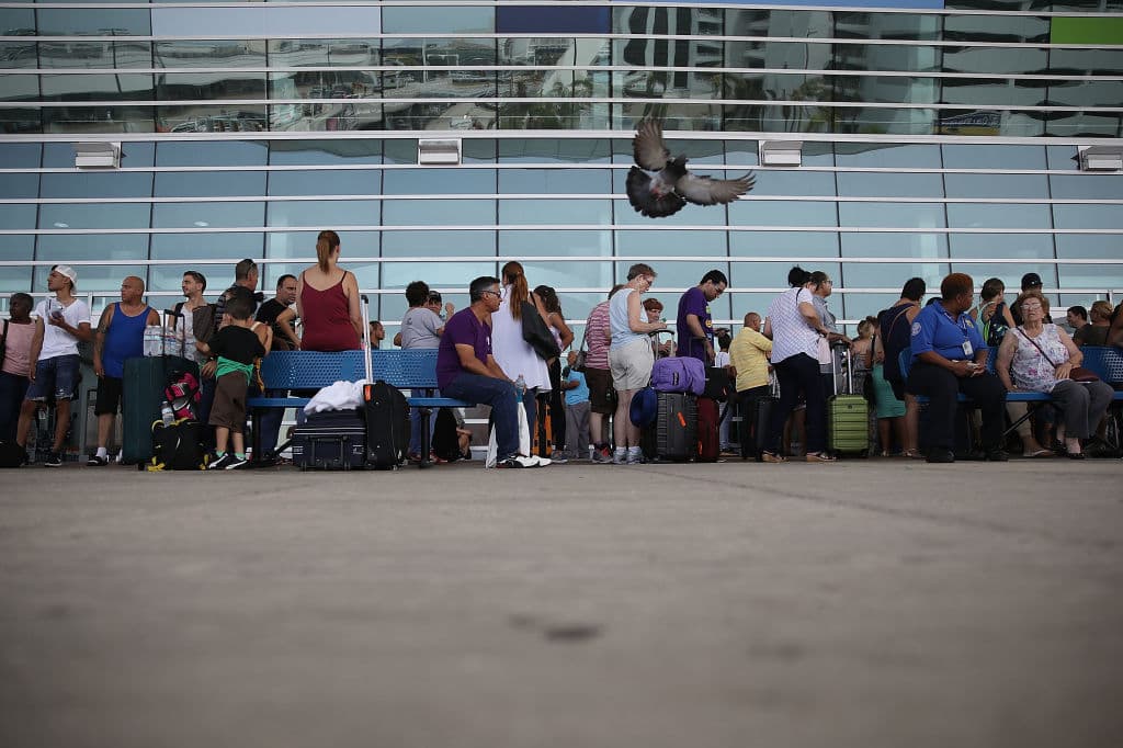 Aeropuerto de San Juan activa protocolo por artefacto explosivo