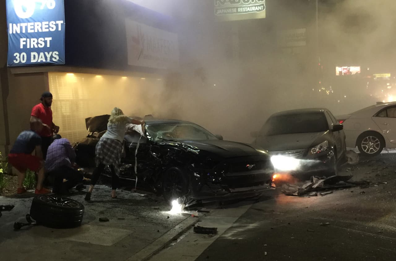 <b>Junio:</b> este choque entre un Ford Mustang, un Mercedes Benz, un Chevrolet Malibu y un Honda Accord se reportó en la
<b><a href="http://www.univision.com/los-angeles/kmex/noticias/accidente-de-trafico/aparatoso-accidente-en-los-angeles-dejo-tres-fallecidos-y-cinco-heridos">zona de Woodland Hills el 25 de junio y dejó tres fallecidos</a></b>. Testigos en la escena intentaron auxiliar a las tres personas dentro del Ford, utilizando extinguidores de fuego y cubetas de agua para sofocar las llamas. Sus esfuerzos resultaron infructuosos.
