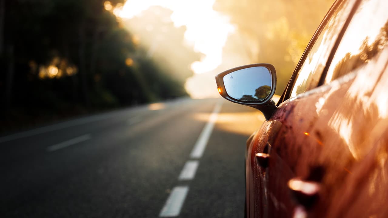 <h3 class="cms-H3-H3">La idea clave 💡 </h3>
<b>La señal DIP no está ahí por casualidad: </b>advierte un punto donde la carretera cambia de forma repentina.
<br>Bajar la velocidad protege el vehículo,
<b>reduce riesgos y evita problemas legales</b>.
<br>
<b>👉🏻 Ignorarla es asumir un peligro innecesario</b>, y en la carretera, esos peligros suelen cobrarse caro.