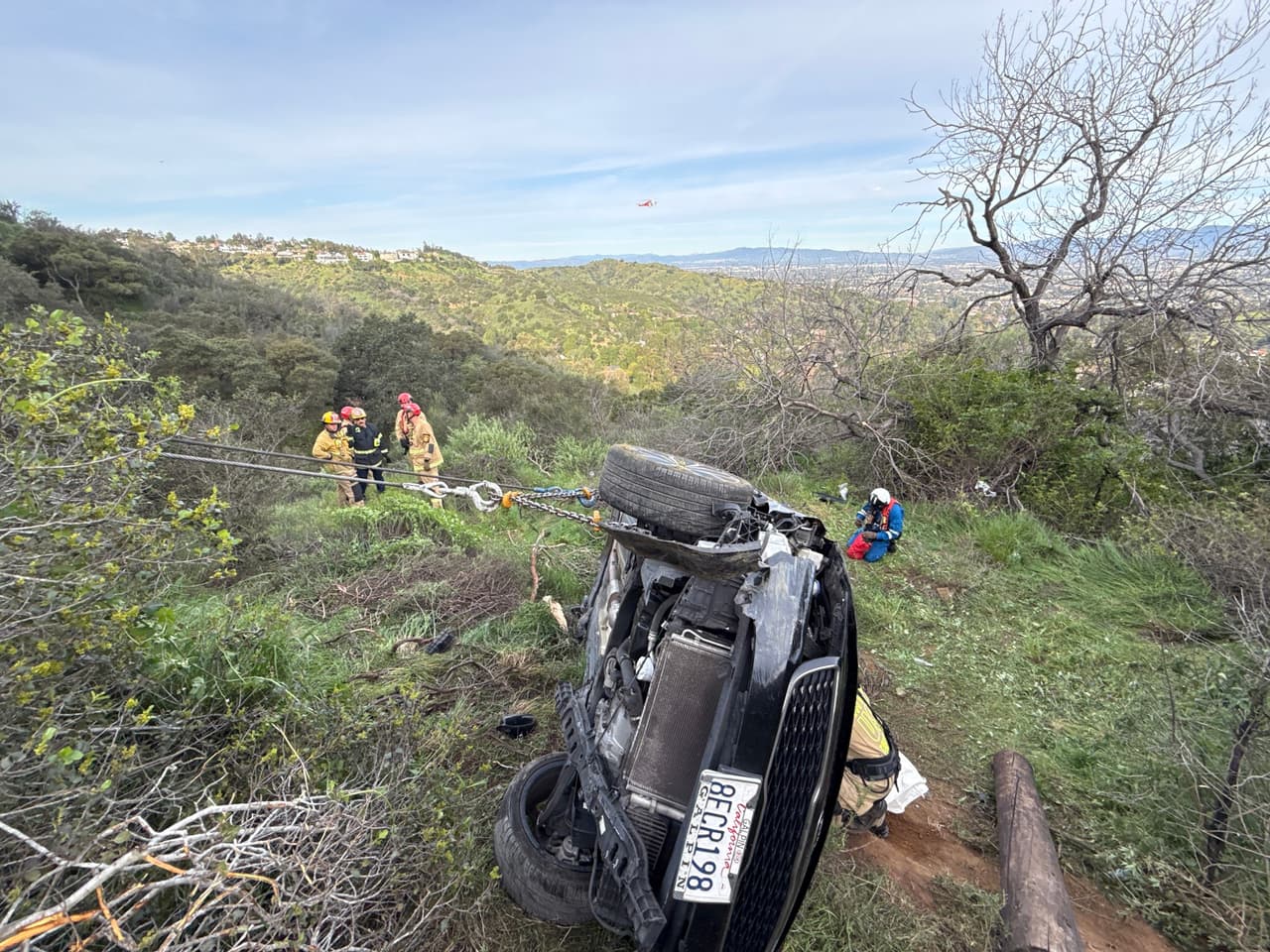Los equipos aéreos y de tierra del Departamento de Bomberos de Los Ángeles (LAFD) realizaron el rescate. La mujer fue izada en helicóptero desde el lugar del accidente. Los especialistas en rescate pesado de LAFD completaron posteriormente la extracción del vehículo.