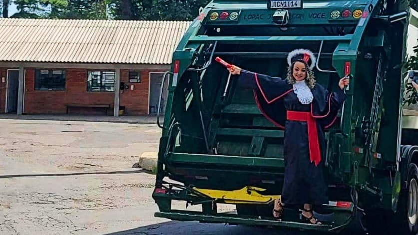 Recolectora de basura se graduó de abogada y lo celebró junto con el camión que trabajó