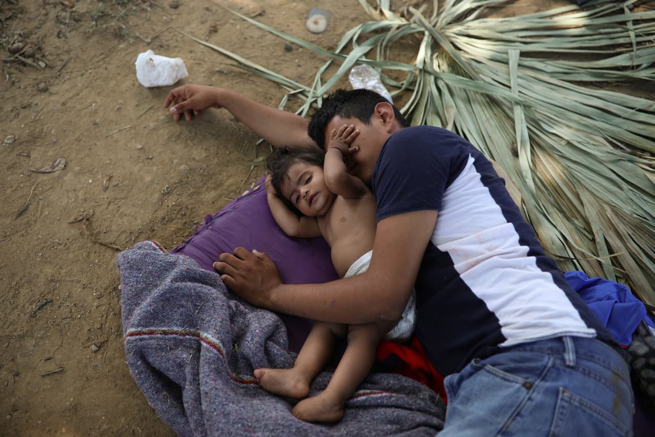 "El número de mujeres y niños (en la caravana) ha subido. Es lógico, ya que es una caravana de refugio, pero también hay una gran cantidad de hondureños", aseguró a Reuters Irineo Mujica, activista y miembro del grupo Pueblo Sin Fronteras.
