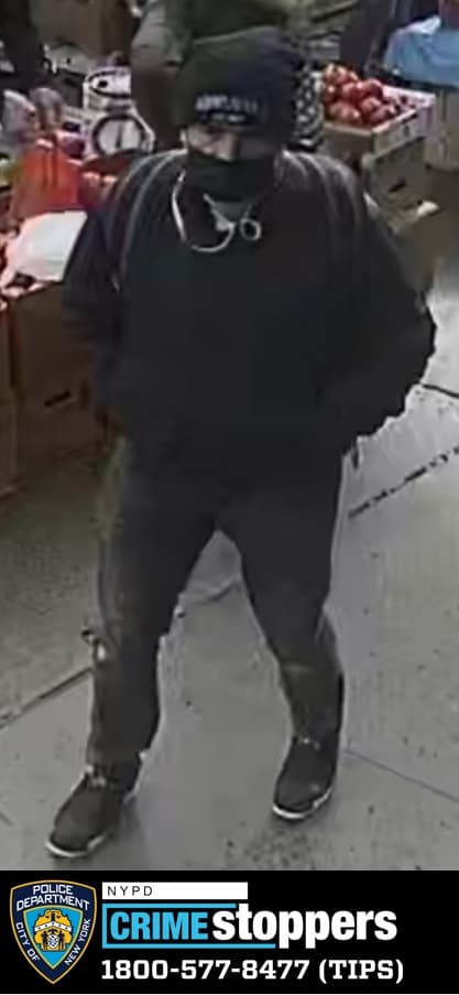 El individuo No. 3, que también distrajo al empleado de Brink's, se describe como un hombre de complexión media, visto por última vez con un gorro de invierno negro, una máscara facial negra, una chaqueta negra, pantalones negros, zapatillas negras y una gorra negra.