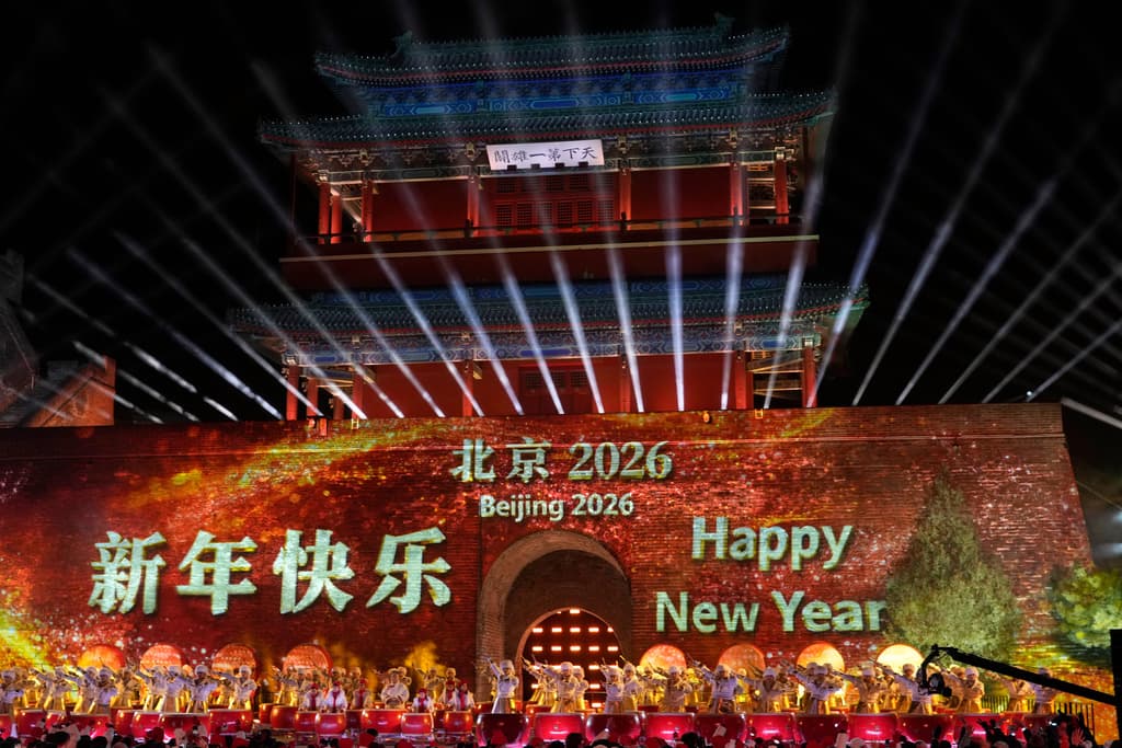 Artistas celebraron el Año Nuevo en la Gran Muralla de Juyongguan, en las afueras de Pekín, China.