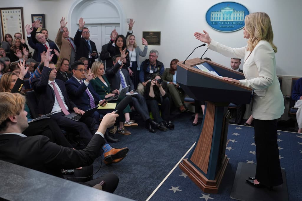 Juez ordena a la Casa Blanca que dé otra vez acceso a la agencia AP a sus eventos oficiales