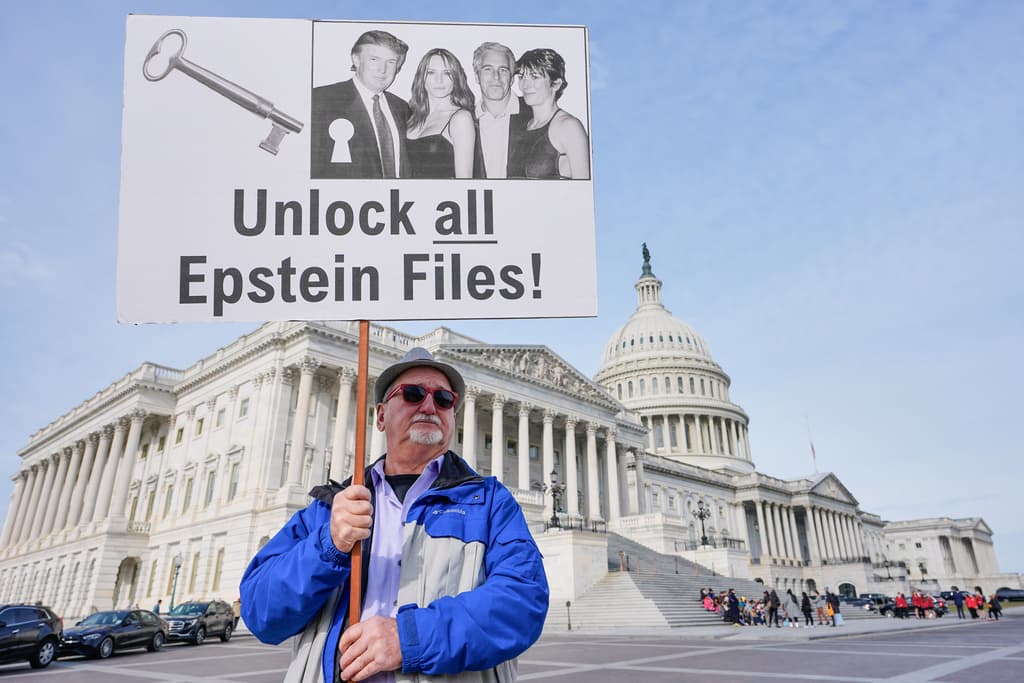 Por qué fue inusual el abrumador voto en el Congreso para forzar la publicación de los 'archivos Epstein'