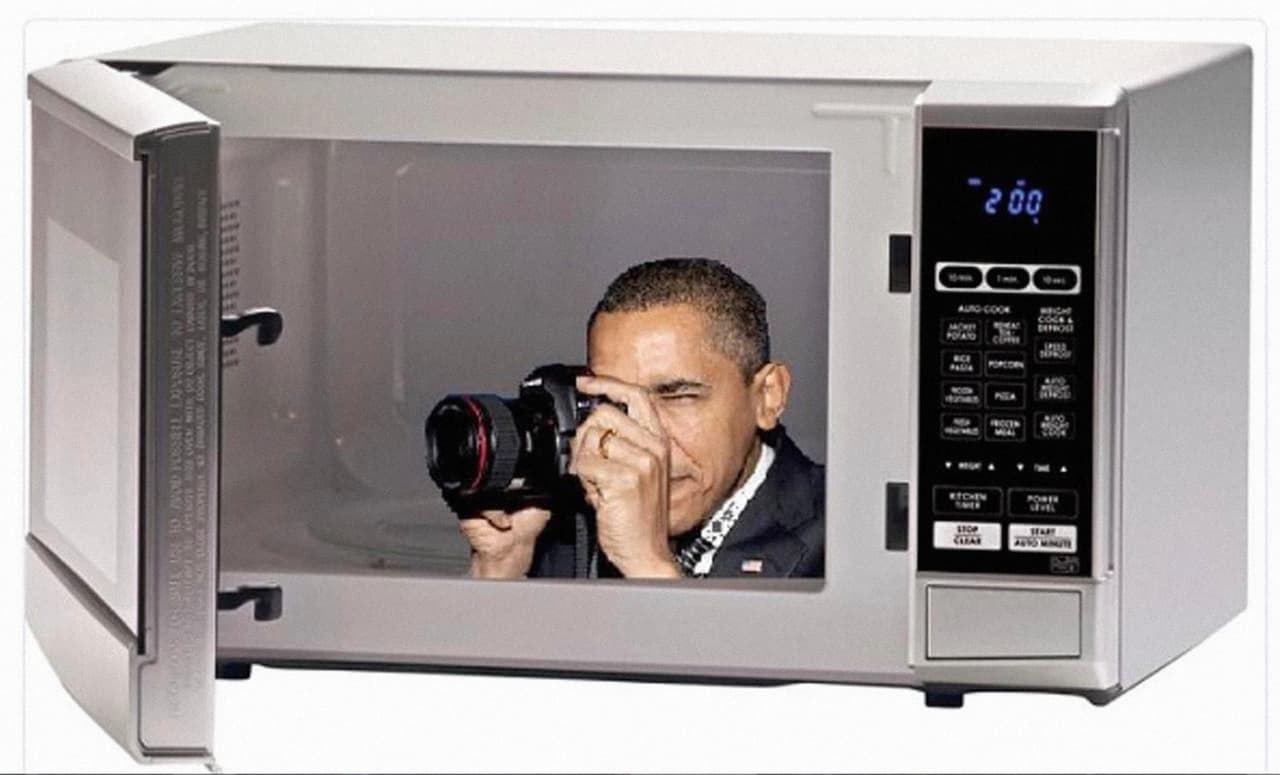 <b>Espionaje desde el microondas. </b>El pasado domingo la asesora del presidente, Kellyanne Coway, sugirió que el gobierno de Obama pudo haberlos espiado desde los hornos microondas “que se convierten en cámaras”. Pete Souza publicó en su Instagram una imagen de Barack Obama dentro de un horno microondas y escribió: “Alguien ha estado ‘fotoshopeando' una de mis fotos. Para el registro, no fui yo".