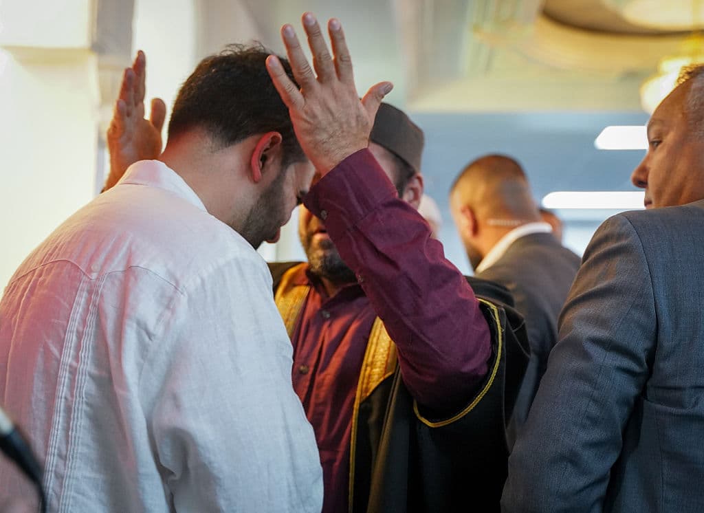 Mamdani, por su parte, regresó a la ciudad de Nueva York habiendo disfrutado de una experiencia sinigual en Puerto Rico, donde el imán Abdurrahman Chahine, lo recibió en la mezquita del
<b>Centro Islámico del Caribe</b>.
<br>
<br>Allí, sin zapatos, Mamdani recordó: "La oración:
<b> ‘si hay comida para uno, entonces hay comida para dos.</b> Y si hay comida para dos, entonces hay comida para cuatro’. Nos recuerda que es una elección suprimir la cantidad de comida de alguien y
<b>se puede cambiar</b> para asegurarnos de que todos estemos alimentados”.