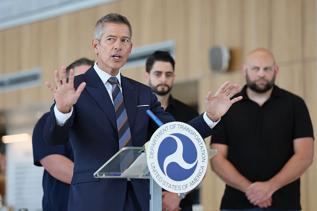 Duffy quiso presentar a algunos "de los
<b>hombres y mujeres que no están cobrando</b>", aunque luego reconoció que
<b>no había una sola mujer entre sus acompañantes</b>.
<br>A los demócratas, los invitó a "pelear por los Estados Unidos,
<b>no por un seguro de salud para los inmigrantes indocumentados</b>, para extranjeros".