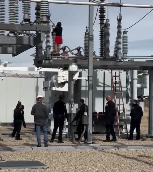 Mientras ocurría el operativo de rescate, se debió
<b>cortar el suministro eléctrico</b>.