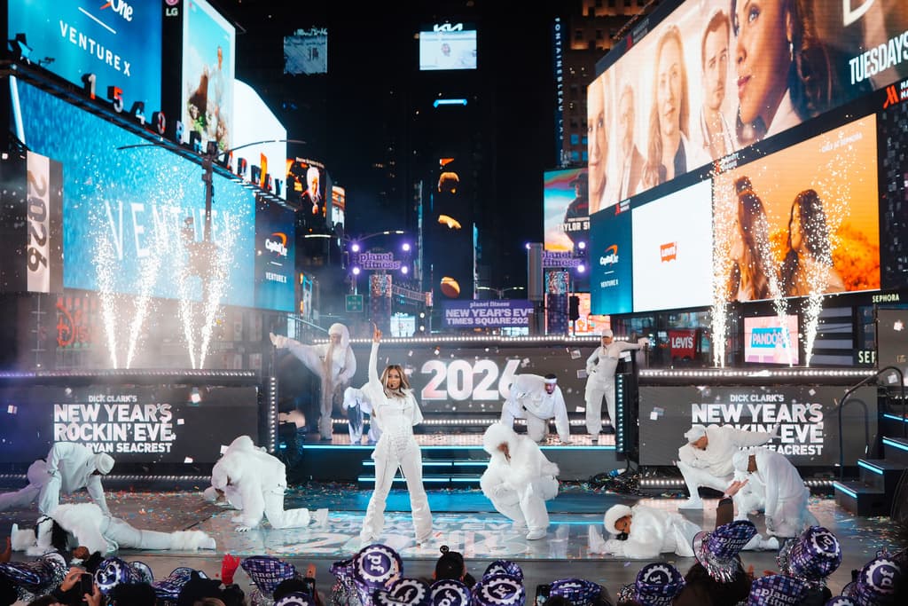 A pesar de las bajas temperaturas –alrededor de los 0 °C (32 °F) a medianoche, con sensación térmica por debajo de los -7 °C debido al viento–, las multitudes llenaron las zonas peatonalizadas desde primeras horas de la tarde. Muchos asistentes llegaron con horas de antelación, abrigados y preparados para una espera larga sin posibilidad de salir y volver a entrar en las áreas de visión.