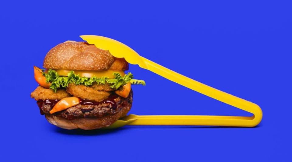 <b>La hamburguesa imposible. </b>
<a href="https://impossiblefoods.com/" target="_blank">The Impossible Burger</a> es justo lo que su nombre indica. Una hamburguesa que no es una hamburguesa (porque no está hecha a base de plantas, sino de carne) pero que se acerca tanto que resulta difícil distinguirla (o al menos
<a href="https://psmag.com/news/the-biography-of-a-plant-based-burger" target="_blank">eso aseguran los que lo han probado</a>).