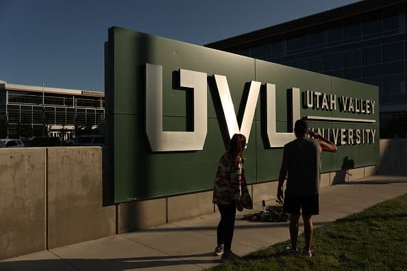 Hallan ADN de Tyler Robinson en la toalla con la que envolvió el rifle que al parecer se usó para asesinar a Charlie Kirk