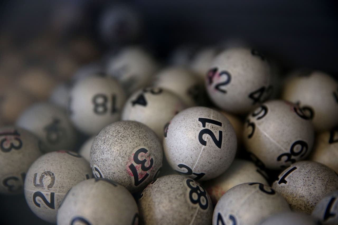 Mientras que los cinco números más comunes para la Powerball roja desde que inició el sorteo han sido:
<br>- 18 (49 veces)
<br>- 24 (48 veces)
<br>- 4 (47 veces)
<br>- 14 (41 veces)
<br>- 26 (40 veces).