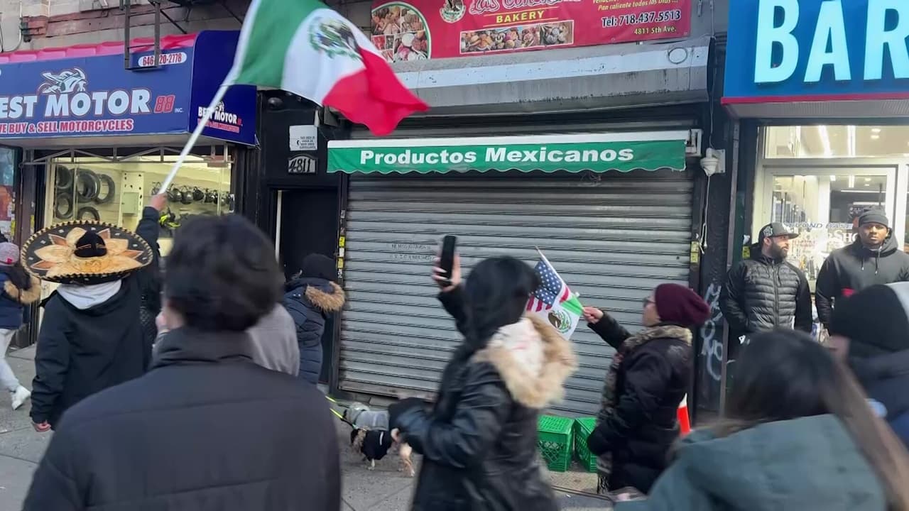 <h2 class="cms-H2-H2">NUEVA YORK</h2>
<br>
<br>En las calles de Brooklyn varios negocios mexicanos cerraron sus puertas y se organizó una manigestación donde decenas de personas salieron con banderas mexicanas a protestar contra las mmedidas migratorias de Trump.