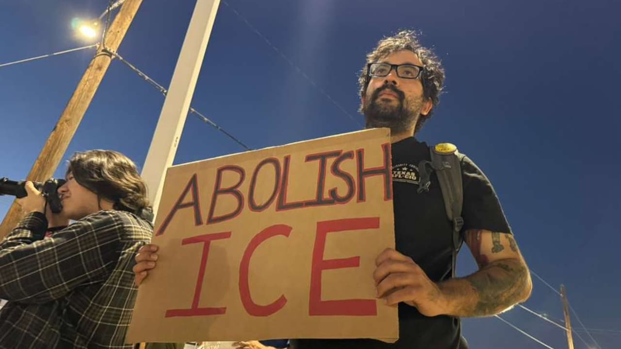 La protesta se llevó a cabo frente a la intersección de la
<b>avenida San Pedro y la calle Basse</b>, el mismo sector donde ocurrió el operativo desplegado por el FBI, ICE, Investigaciones de Seguridad Nacional (HSI), el Departamento de Policía de San Antonio (SAPD) en coordinación con otras agencias locales.