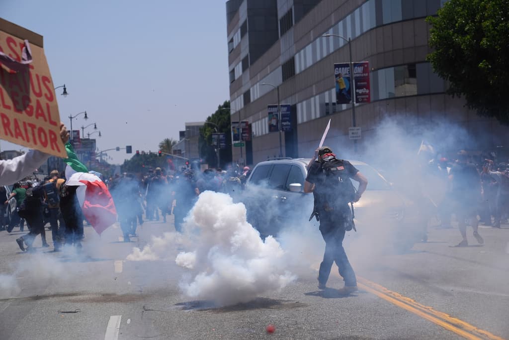 Qué son las armas “no letales” como las usadas en las protestas contra ICE en Los Ángeles