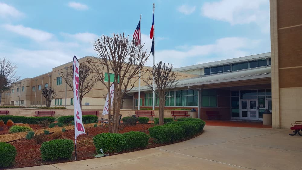 <h3 class="cms-H3-H3">2. Wylie</h3>
<br>
<br>Wylie cuenta con un pasado histórico importante: fue una parada del Ferrocarril de Santa Fe en la década de 1880, y la constante llegada de visitantes le ganó el apodo de "Wide-Awake Wylie". Cuenta con eventos como el galardonado festival Bluegrass on Ballard y la carrera anual de autos a pedales Wylie 500 en beneficio de las Olimpiadas Especiales.
<br>
<br>El Distrito Escolar Independiente de Wylie, que atiende a 18,300 estudiantes en 20 campus, obtuvo una calificación "A" en 2022 de la Agencia de Educación de Texas. GreatSchools califica al 95% de las escuelas del distrito por encima del promedio, y Wylie High School obtuvo una puntuación perfecta en la preparación universitaria de sus estudiantes.
<br>
<br>🏡
<b>Estado: </b>Texas
<br>
<br>🏡
<b>Condado:</b> Collin
<br>
<br>🏡
<b>Población:</b> 56,463