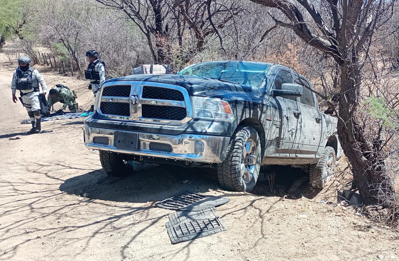 También, una camioneta. A los detenidos se les conoce por la
<b>explotación de migrantes en la frontera</b>.