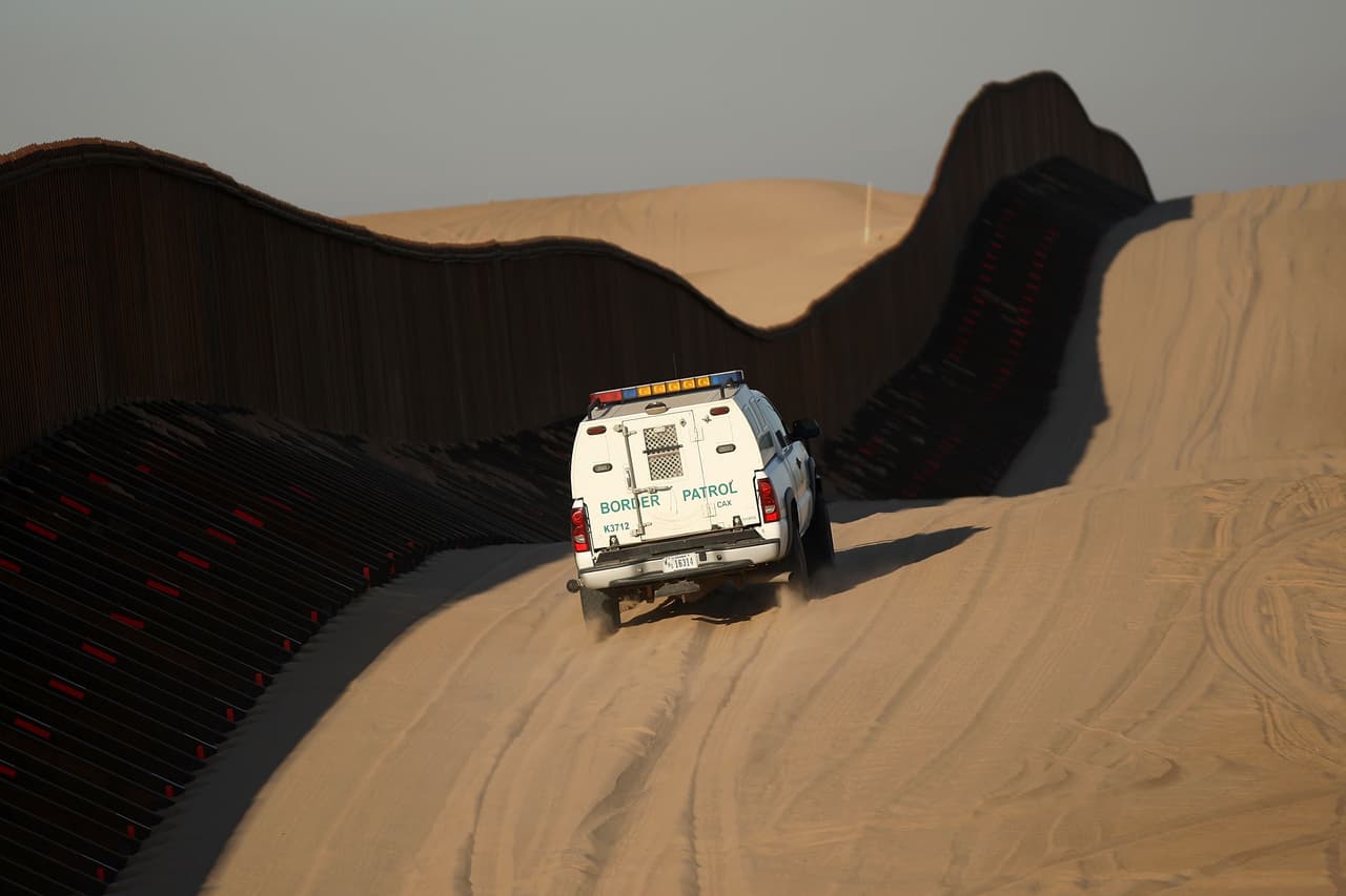 Si has llegado hasta este punto y todavía no sabes nada de tu ser querido, puedes probar llamando al
<b>Cuerpo de Alguaciles o U.S. Marshals</b>, a las oficinas de
<b>ICE</b> o buscar en
<b>centros de detención específicos</b>.