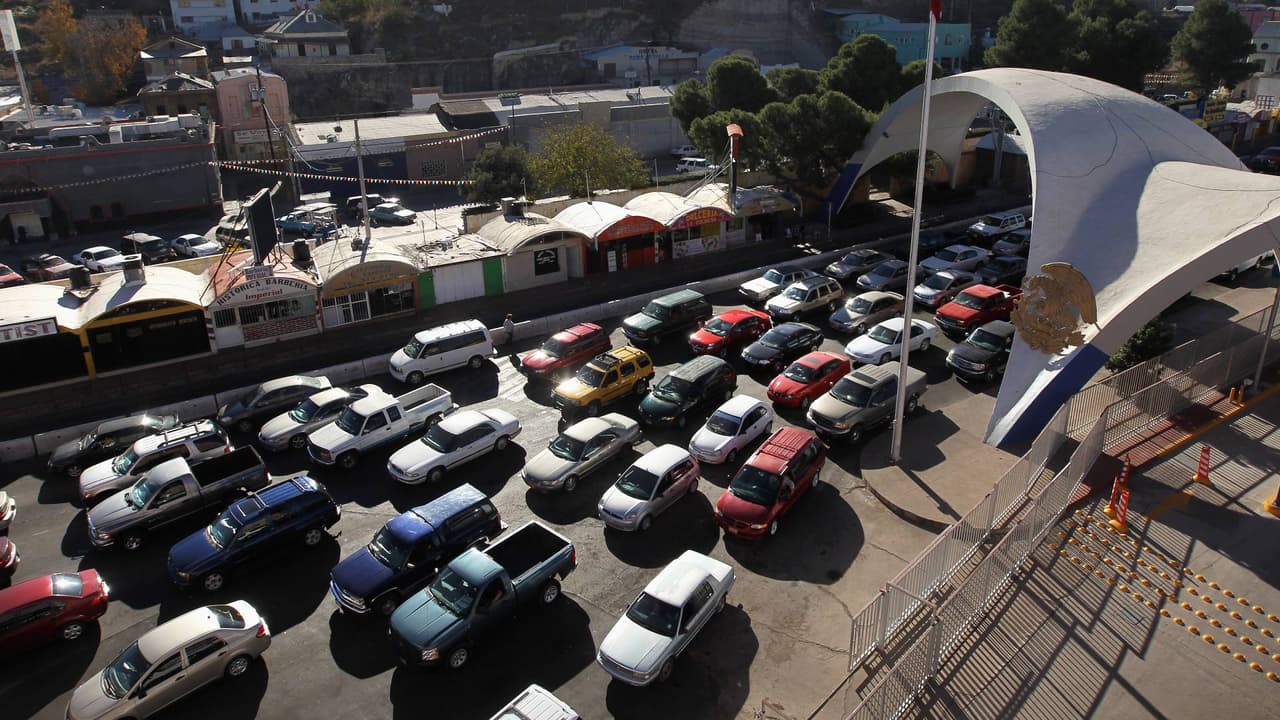 ¿Contratados por un cártel mexicano? Atrapan a banda que robaba autos lujosos y los llevaba a la frontera