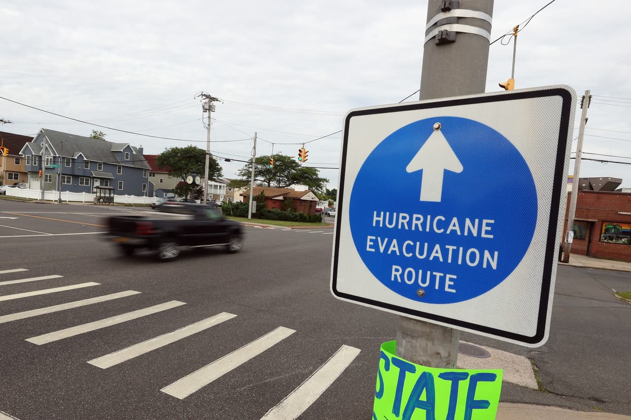 Una señal de la ruta de evacuación en Long Beach, New York.
