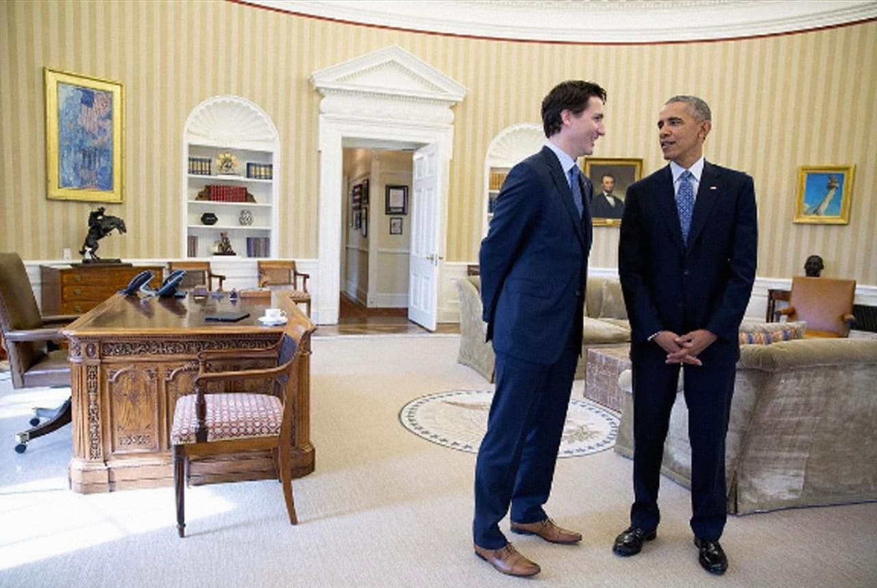 <b>Aliados del norte.</b> Sobre la visita oficial de Justin Trudeau a Donald Trump, Pete Souza publicó esta fotografía del Primer Ministro canadiense con Barack Obama en la oficina Oval. La acompaño con una sola palabra: Aliados.
<br>