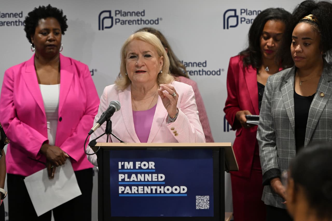 La congresista demócrata que representa el distrito 29 de Texas,
<b> Sylvia Garcia, advirtió que Donald Trump y el gobernador Greg Abbott no podrán silenciar a los texanos con estos cambios.</b>“Trump y Abbott pueden manipular los mapas, pero no pueden silenciar a los texanos. Seguiré luchando por una representación justa y por la gente del TX-29”.