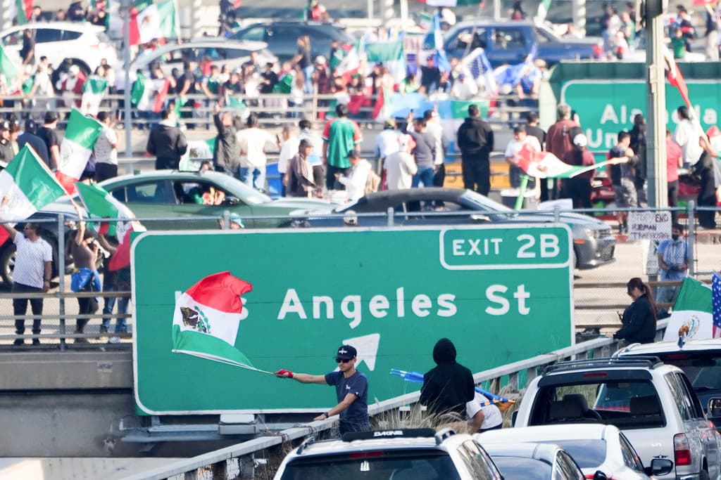 La mañana del lunes, cientos de manifestantes se concentraron en el City Hall de Los Ángeles, marchando por diversas calles del centro de la ciudad.