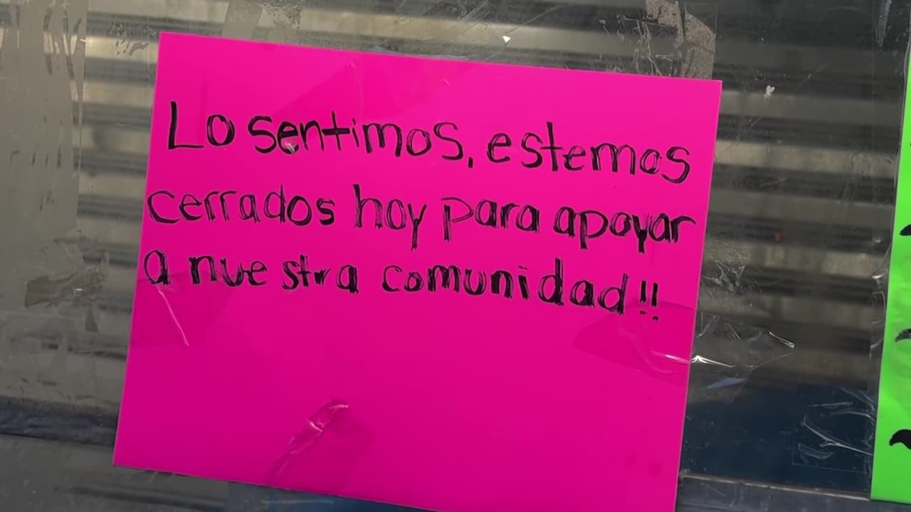 En uno de los negocios de Sunset Park se encontró este cartel pegado en la entrada de un negocio: "Lo sentimos, estamos cerrados para apoyar a nuestra comunidad".