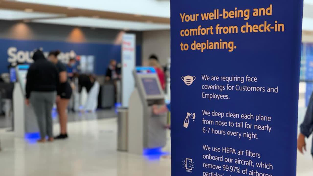 Si usted está bajo una visa en EEUU, debe salir con esa visa, junto a su pasaporte y una identificación.