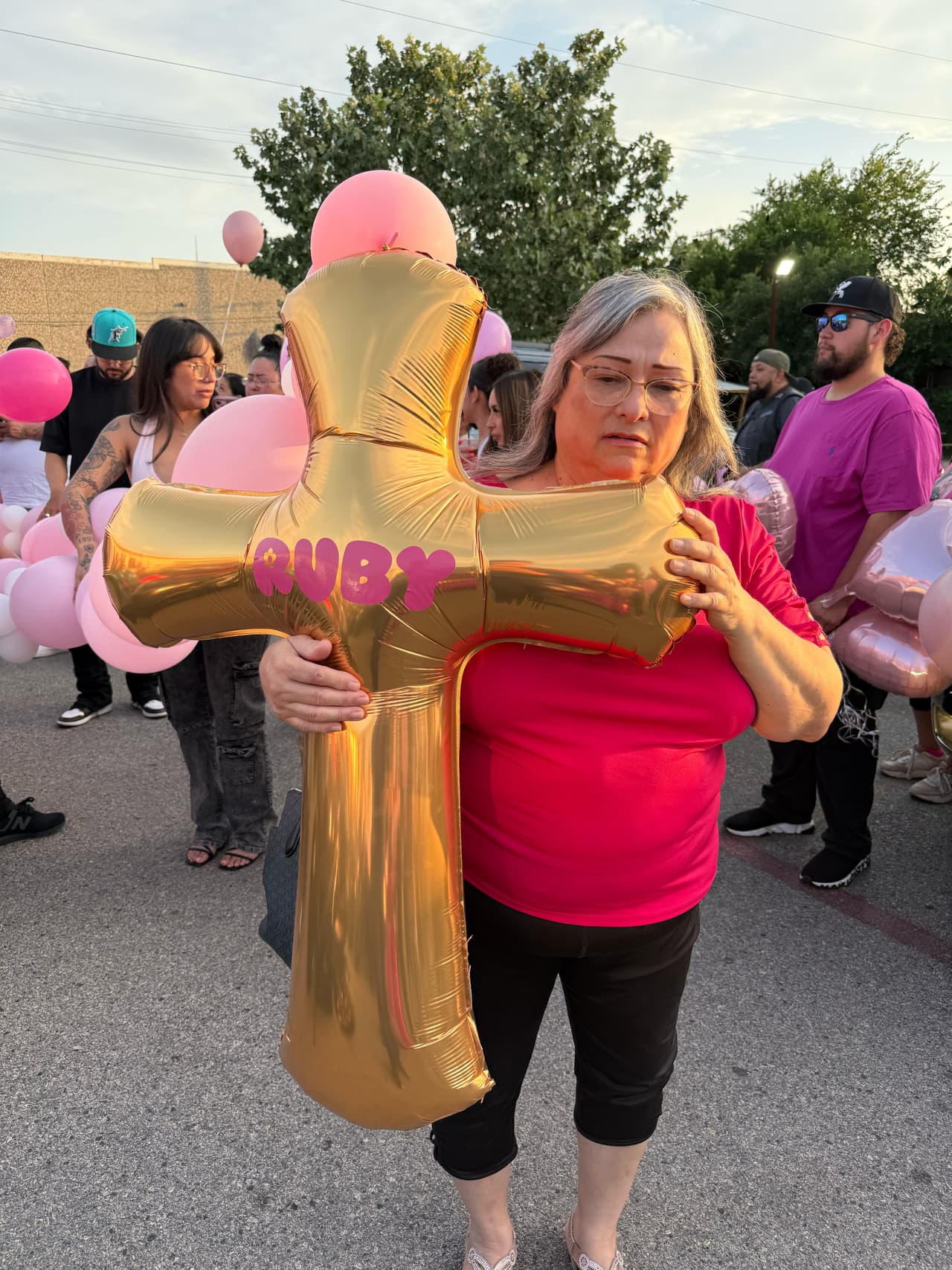 "Todavía le mandamos mensajes esperando que responda", dijo Jesse Martínez, uno de los hermanos de Ruby. "
<b>Quiero despertar y solo quiero abrazarla</b>", dijo Richard Martínez, otro hermano.
<br>
<br>La madre de la víctima, Diana Medina (en esta fotografía), estuvo presente durante la vigilia.