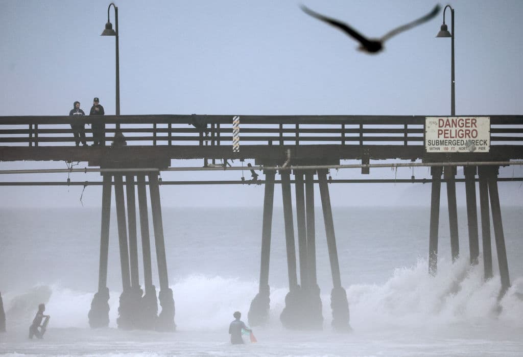 Otras personas más arriesgadas decidieron permanecer hasta el último momento en Imperial Beach, viendo cómo el oleaje se fortalecía.