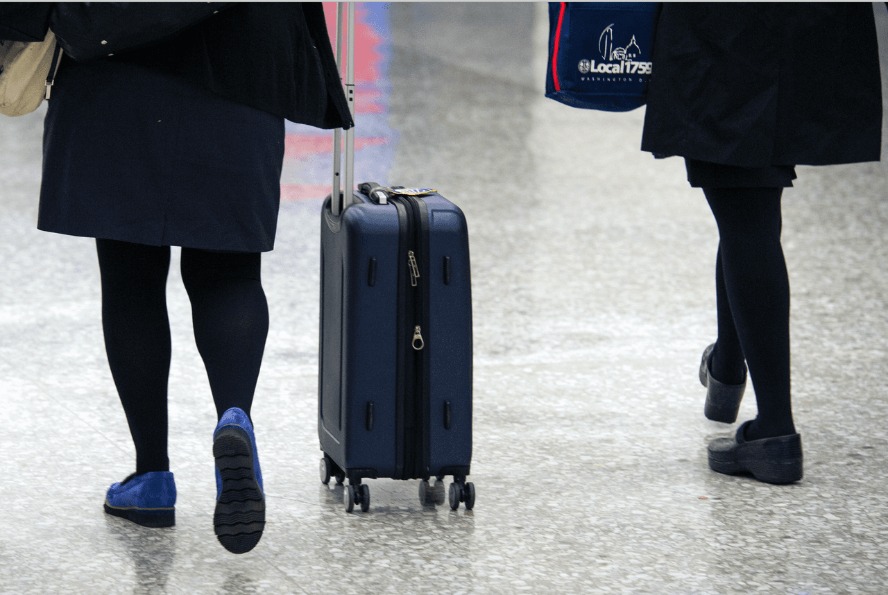 <b>¿Es obligatorio obtener la tarjeta REAL ID?</b> No es obligatorio. Si usted tiene un pasaporte, tarjeta de pasaporte de EE. UU. o una tarjeta de identificación militar puede usarla como identificación para abordar un vuelo doméstico o entrar a ciertas instalaciones federales.