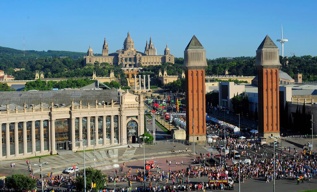 <h2 class="cms-H2-H2">13.- Barcelona</h2>
<br>
<br>La fantástica iglesia de la Sagrada Familia y otros hitos modernistas diseñados por Antoni Gaudí adornan la ciudad.