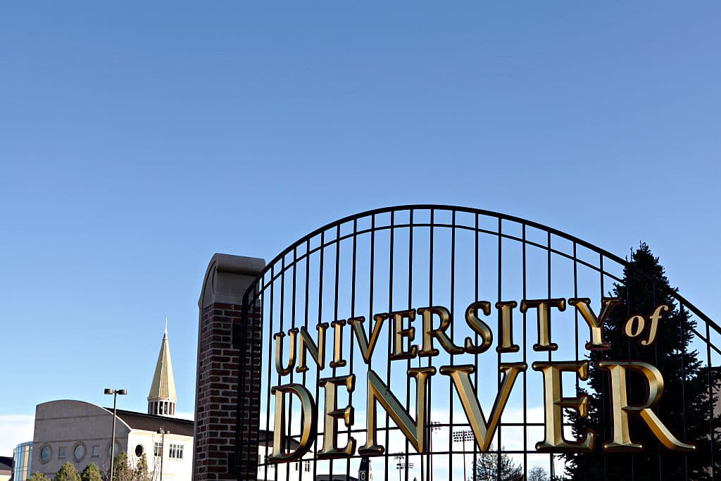 <b>University de Denver en Colorado</b>
<br>Ofrecer clases de especialización sobre política y leyes de marihuana.
<br>