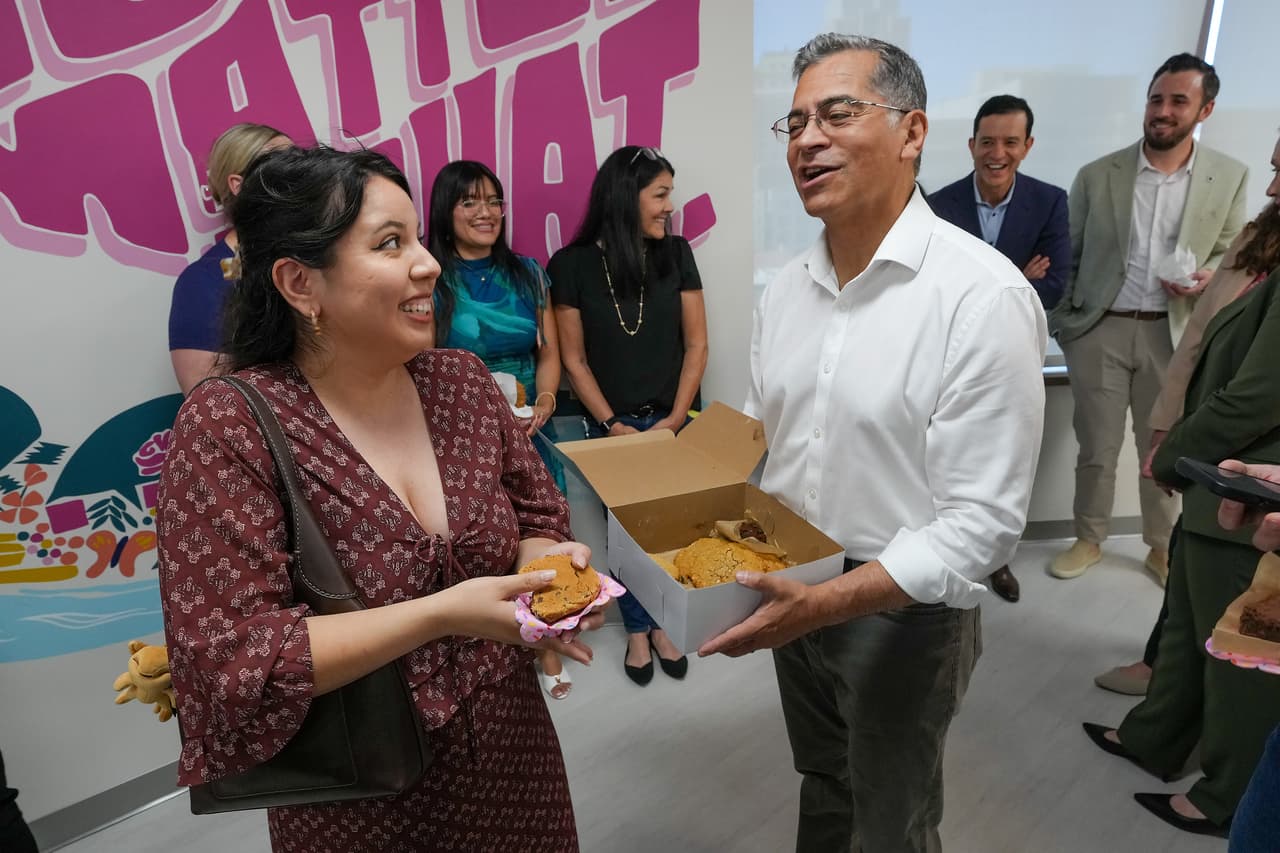 El candidato demócrata a gobernador de California, Xavier Becerra, agradece a Amy Perez su apoyo mientras reparte galletas en la sede de Planned Parenthood en Sacramento, California, el lunes 1 de junio de 2026. (Foto AP/Rich Pedroncelli)
<br>