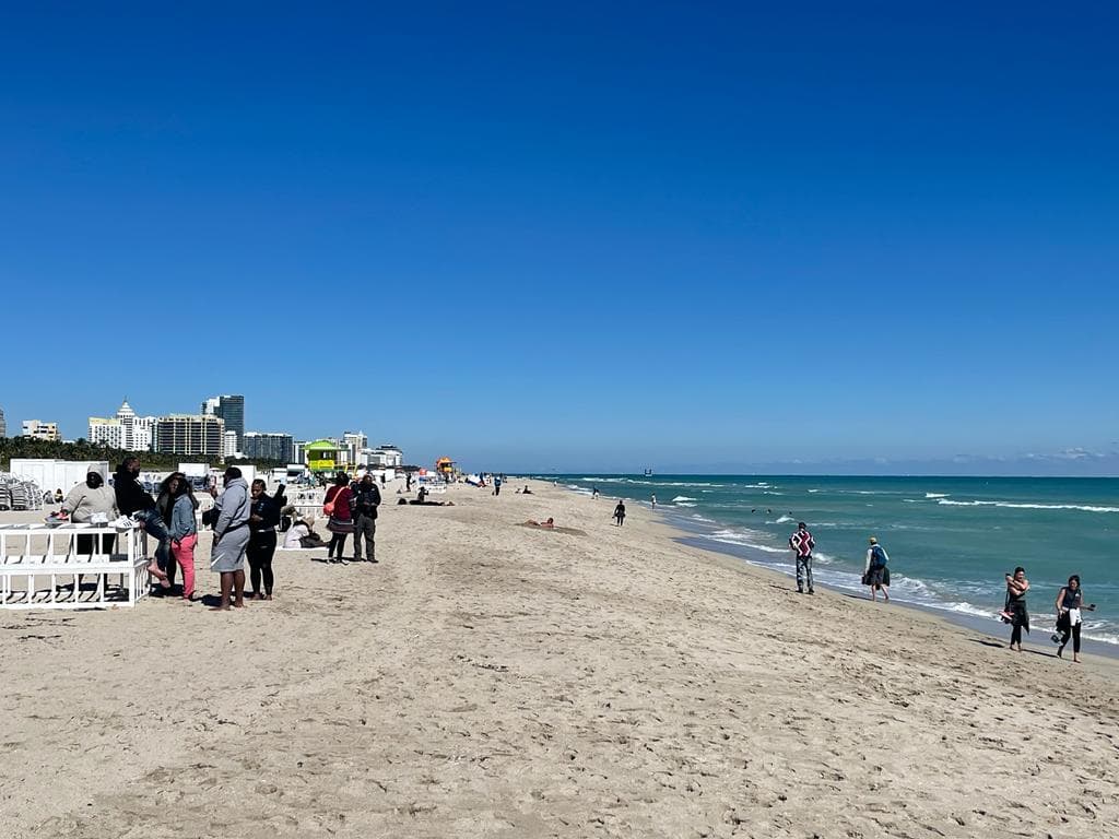 Otros aprovecharon el inusual frío para
<a href="https://www.univision.com/local/miami-wltv/extienden-advertencia-para-embarcaciones-pequenas-en-el-sector-costero-de-miami-dade-y-broward-video">recorrer la zona turística pero bien abrigados. </a>