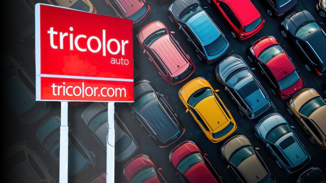 <b>🔎 Qué pasa:</b> Tras
<a href="https://www.univision.com/local/dallas-kuvn/tricolor-auto-declara-bancarrota-cierre-sucursales-deudas-perdidas-millonarias" target="_blank">la bancarrota de Tricolor Auto</a>, una jueza federal autorizó
<a href="https://www.univision.com/local/dallas-kuvn/juez-federal-da-luz-verde-tricolor-auto-subastara-miles-de-autos-tras-declararse-en-bancarrota-en-estados-unidos" target="_blank">la venta por subasta de miles de vehículos que quedaron en inventario</a>.
<br>
<b>🔎 Quién:</b> La liquidación está bajo control de la corte, con apoyo de empresas especializadas en subastas.
<br>
<b>🔎 Dónde: </b>El proceso legal se lleva en Dallas, pero los autos se venden en distintos lotes de subasta, no en un solo lugar ni en los locales de la empresa.
<br>
<b>🔎 Cuándo:</b> La autorización se otorgó en diciembre de 2025 y la venta se desarrolla por etapas durante los primeros meses de 2026.
<br>👉🏻 Esta guía explica cómo funcionan realmente las subastas, quiénes pueden participar y qué debes tener en cuenta para evitar confusiones o estafas.