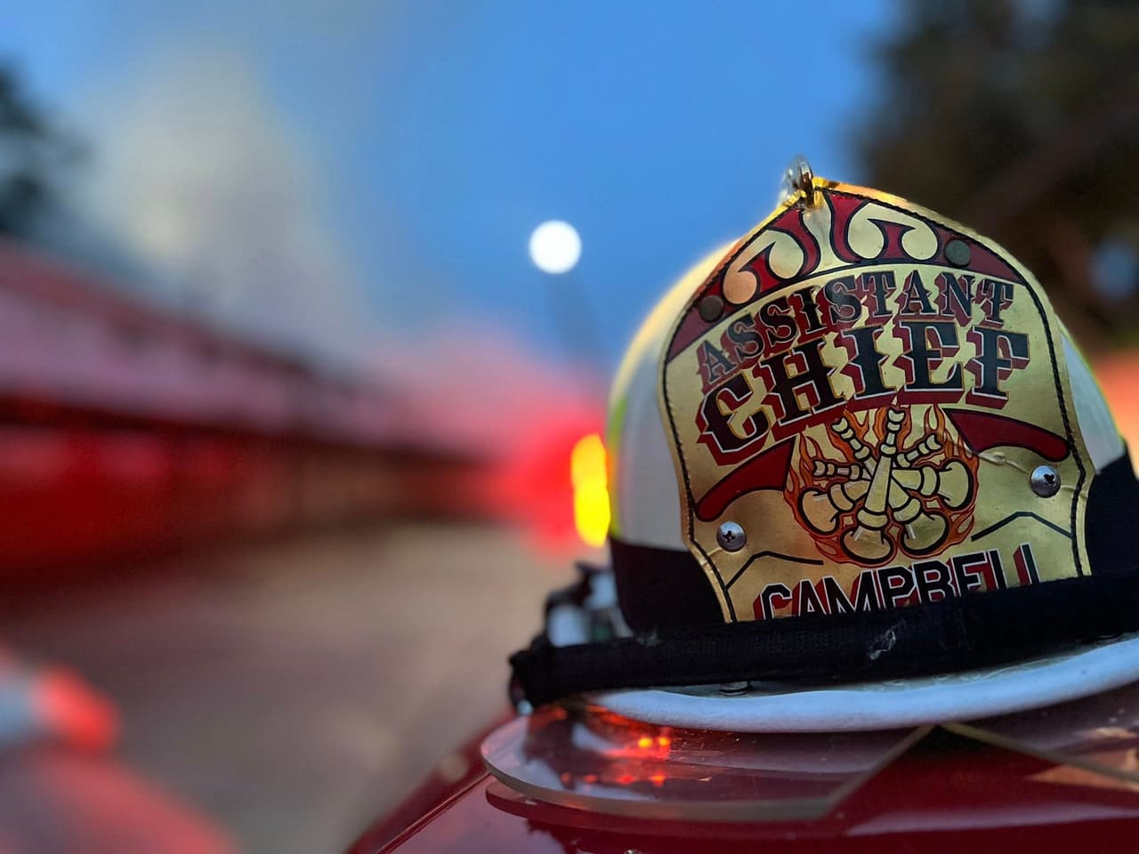 El incendio fue catalogado como de tres alarmas y requirió la movilización de más de 100 bomberos,
<b>quienes respondieron a la emergencia a las 6:20pm en la calle Teague, Distrito 5, al noroeste de Houston.</b>