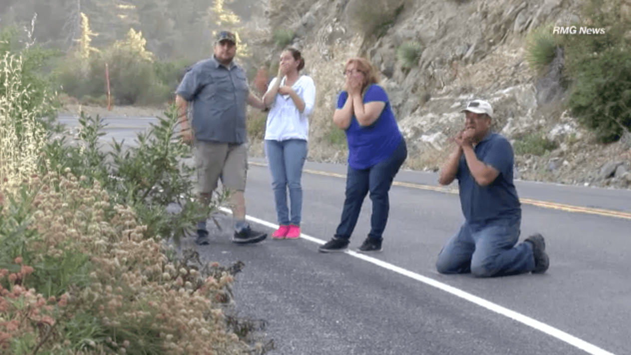 <b>Agosto:</b> familiares de
<a href="http://www.univision.com/los-angeles/kmex/noticias/accidentes/hallan-tres-cadaveres-en-vehiculo-desbarrancado"> <b>Daniel Gamboa, de 19 años, Samantha Ornelas, de 17, y Kasey Vance, de 18,</b> </a>esperaban confirmación sobre la situación de los jóvenes quienes desaparecieron cuando iban a hacer una excursión en las montañas del sur de California el 30 de julio. Dos días después se dio a conocer que la camioneta en la cual viajaban había caído por un precipicio que tiene aproximadamente 900 pies (275 metros) de desnivel. Los tres amigos perdieron la vida en el accidente.