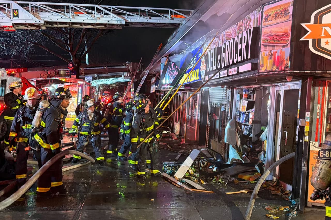 Incendio masivo devasta varios negocios en el Bronx y deja un bombero herido