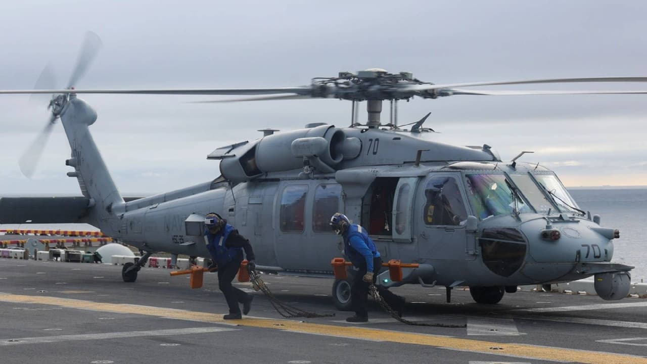Helicóptero MH-60-S Seahawk en la cubierta del buque de asalto anfibio estadounidense USS Iwo Jima, el 24 de agosto de 2025.
<br>