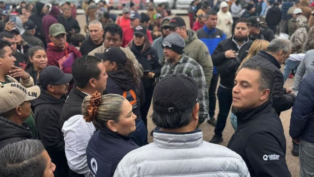 El presidente de la
<b>Asociación de Migrantes Unidos</b>, Fernando Rocha Mier, informó que inicialmente más de
<b>2,500 autos</b> partieron desde Laredo y que, ya del lado mexicano, se sumaría una cantidad similar, para alcanzar
<b>alrededor de 5,200 vehículos en total</b>.